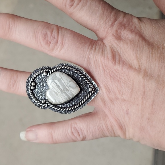 New Overzized Carved Heart Shaped Howlite 925 Silver Statement Ring. - Picture 4 of 12